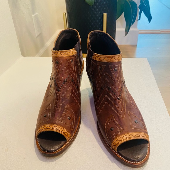 NWOB Reba Justin 7B Brown Leather Peep Toe Embroidered Studded Bootie - Picture 2 of 9